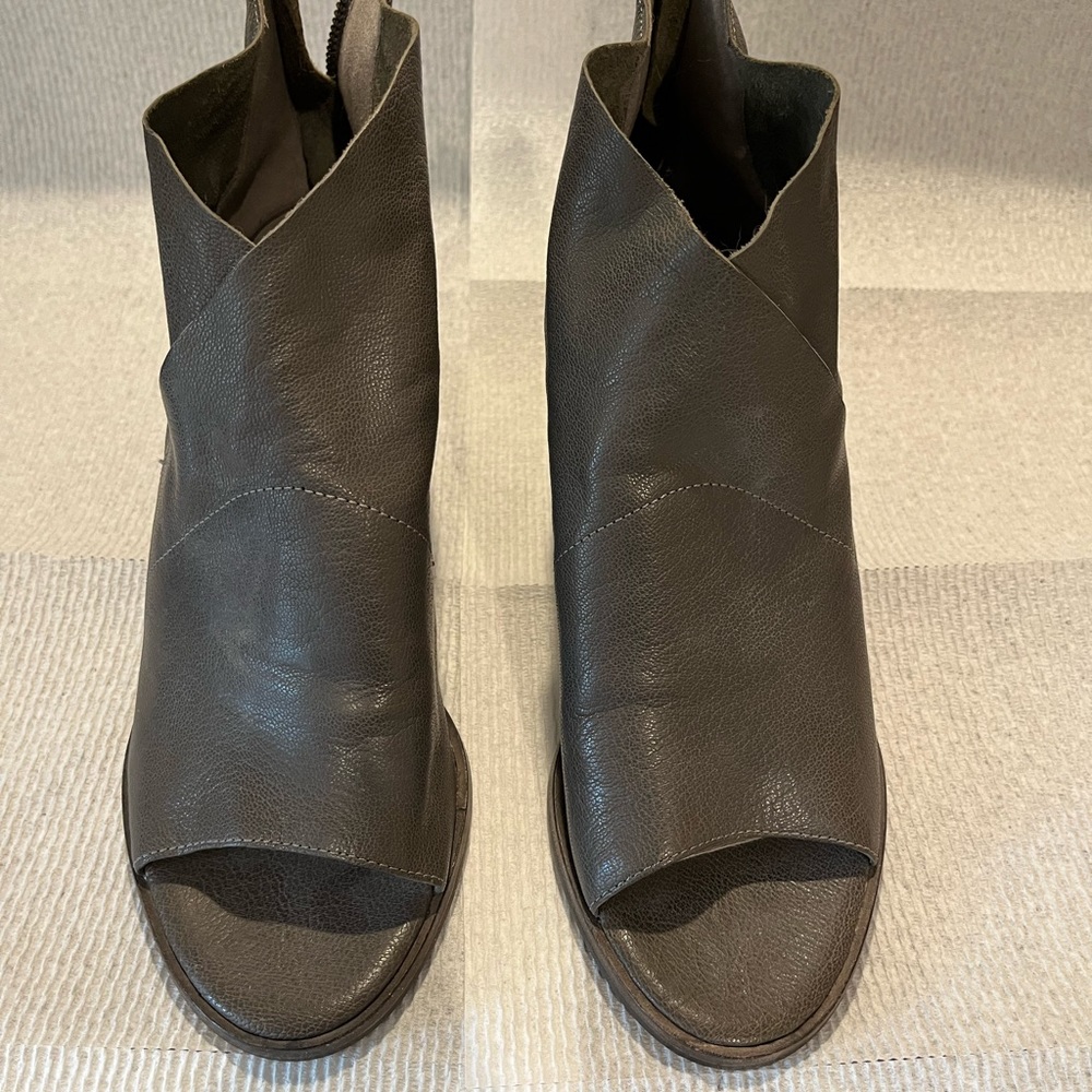 Size 9 Brand New Never Worn Gray Leather Eileen Fisher Open-toe Booties